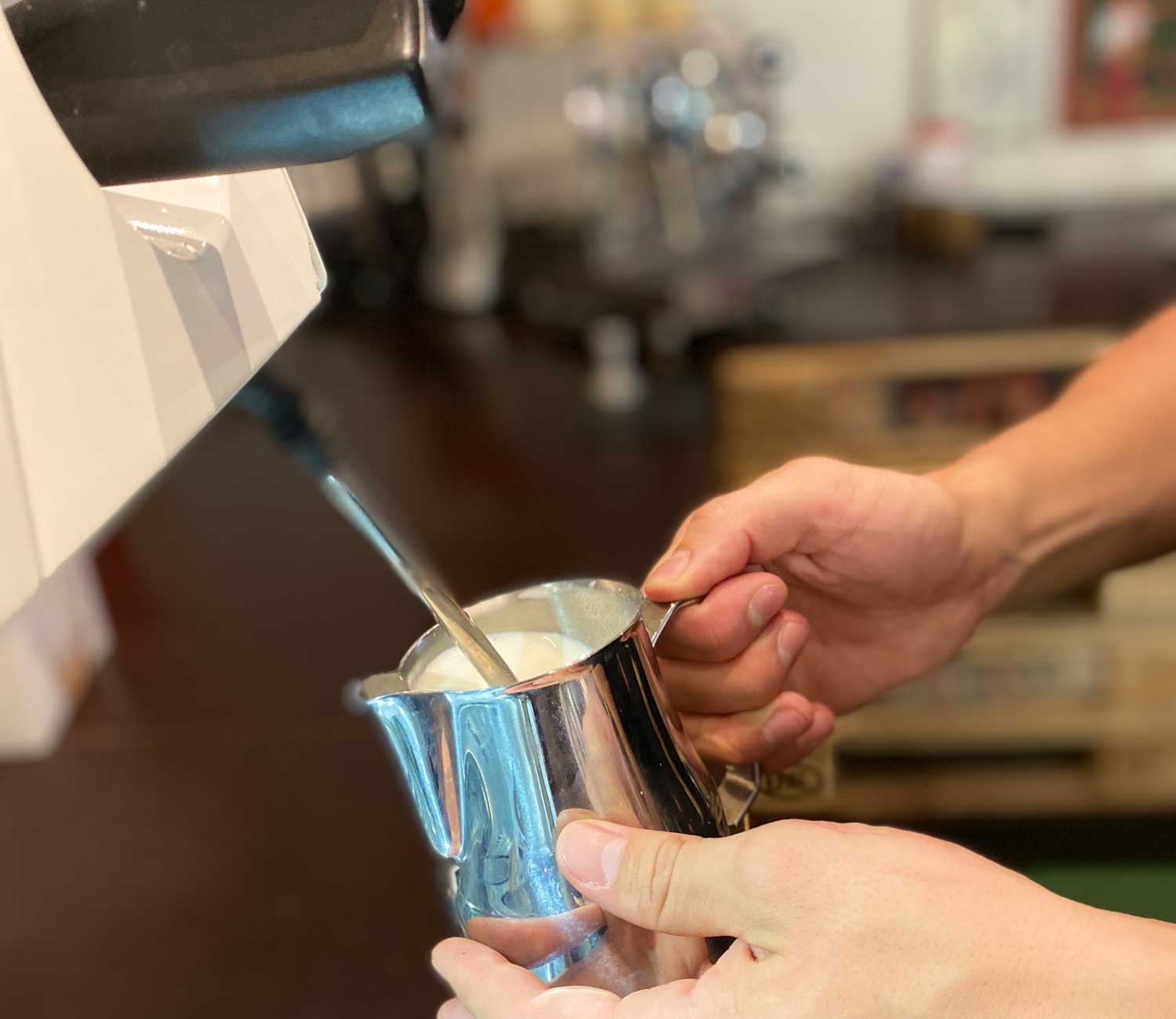 Milch schäumen Baristakurs KFE Die Kaffeerösterei